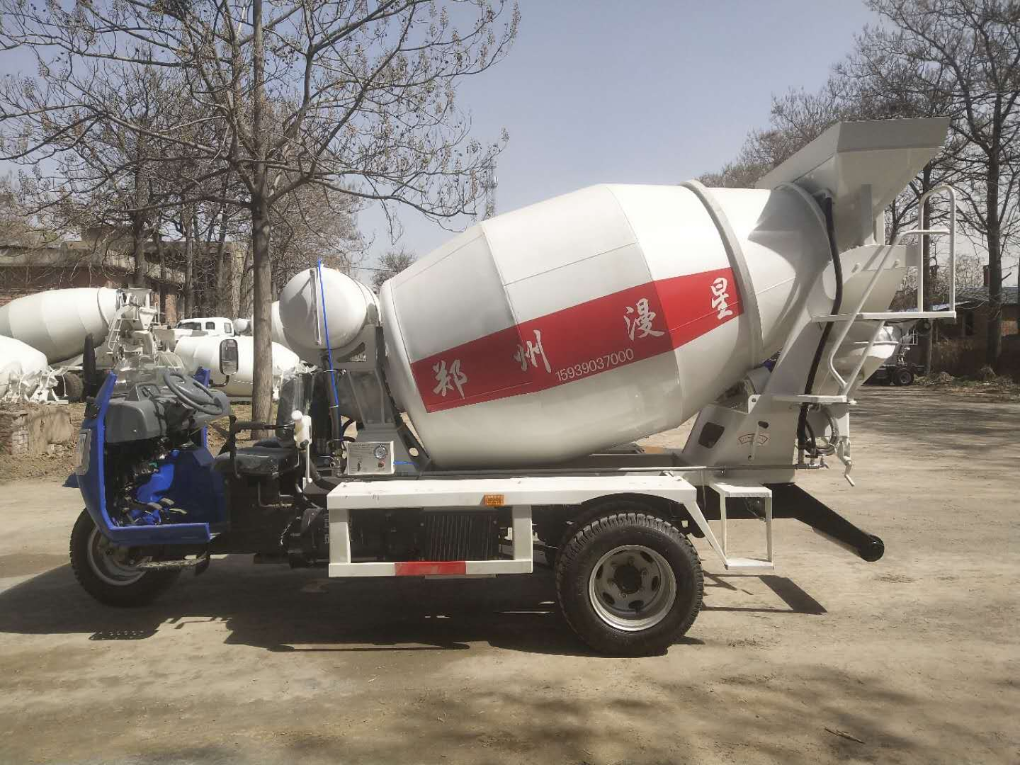 限高限寬場地用小型混凝土攪拌車施工現(xiàn)場
